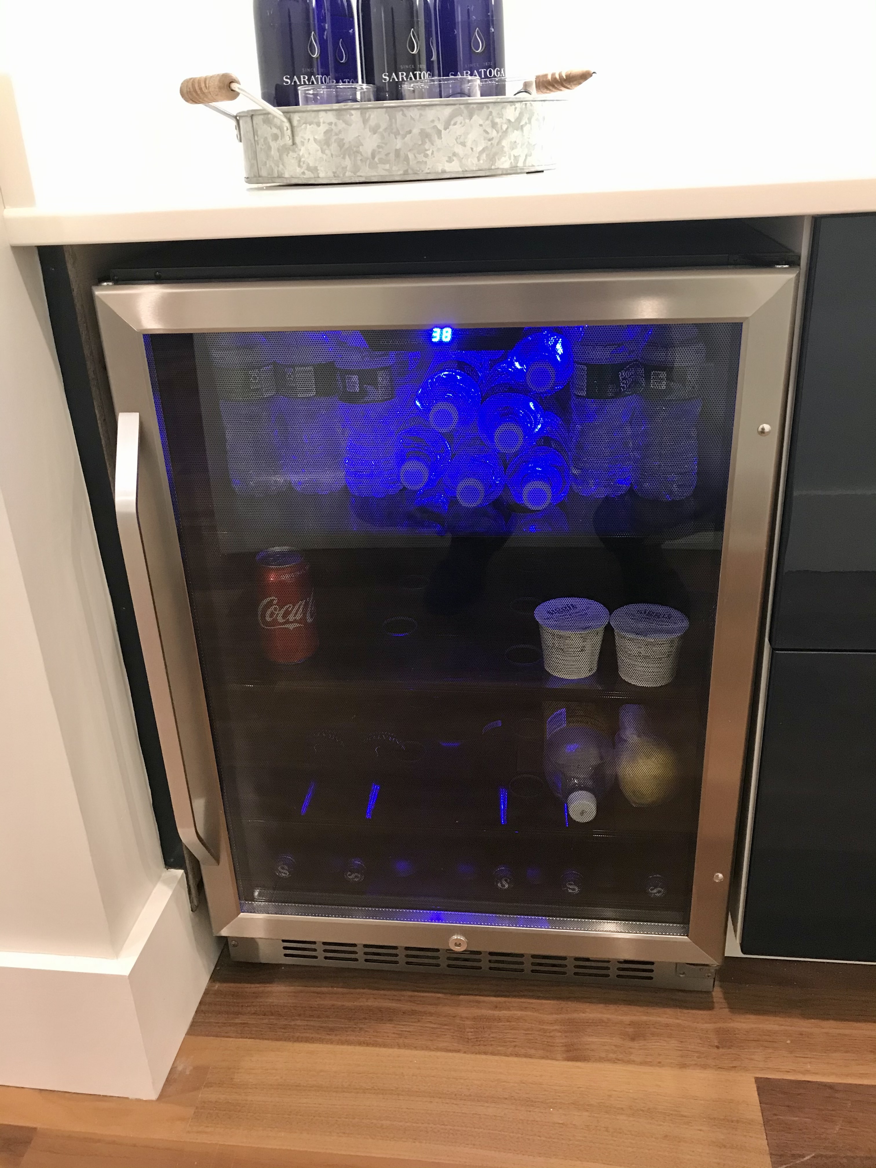 Refreshment refrigerator