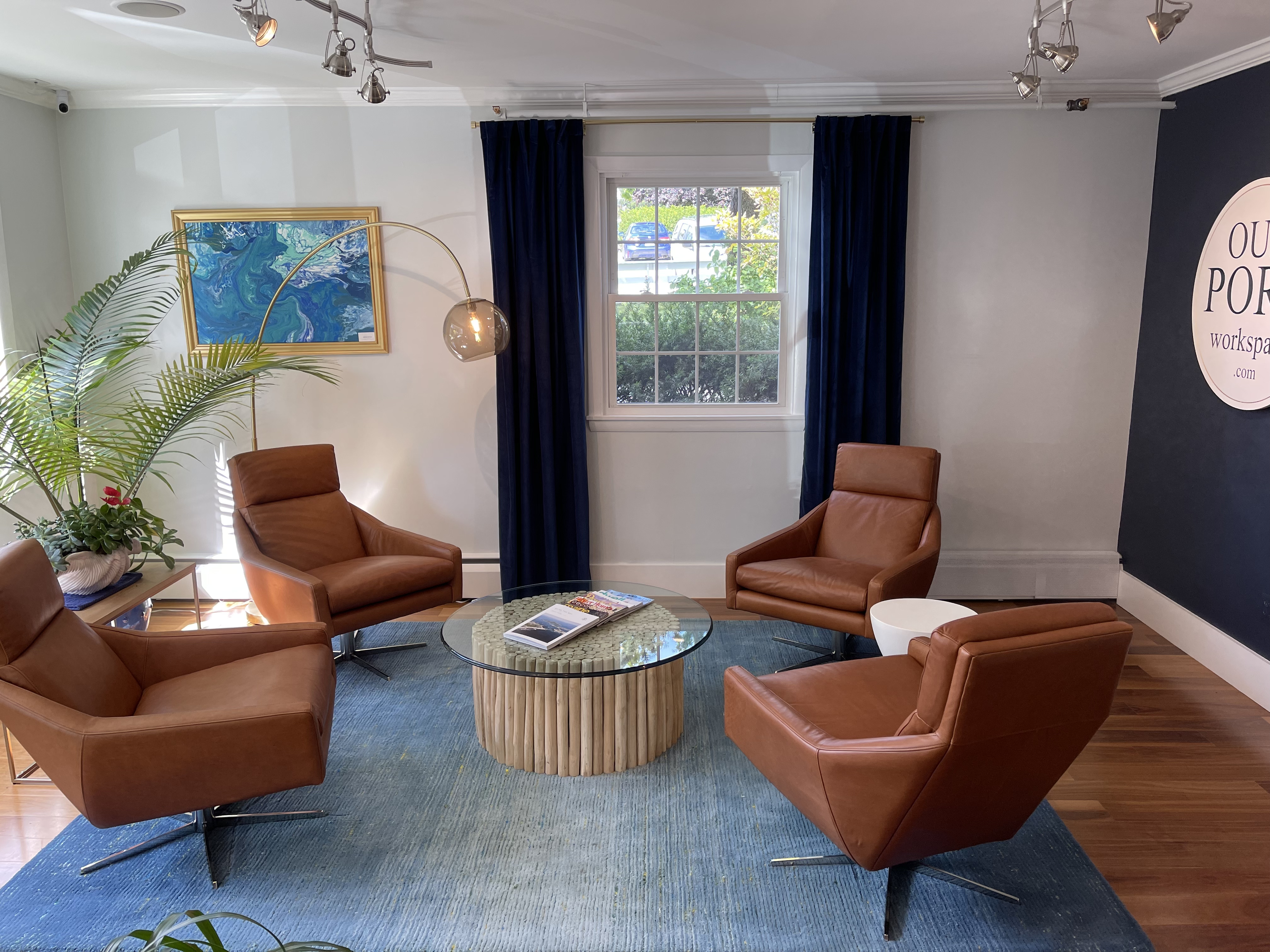Lounge with leather chairs
